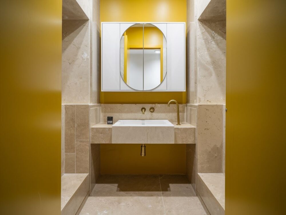 Szafka ścienna nad umywalką