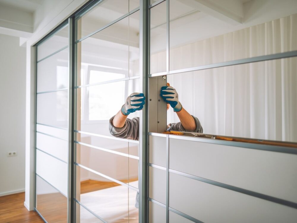 Usuwanie drzwi szafy