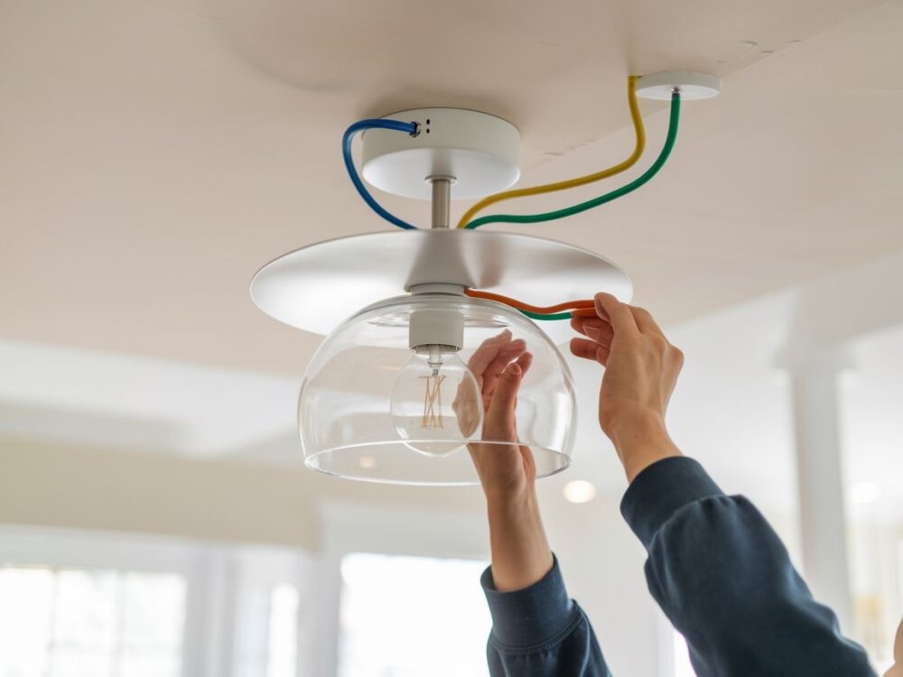 ceiling rose z podłączonymi przewodami