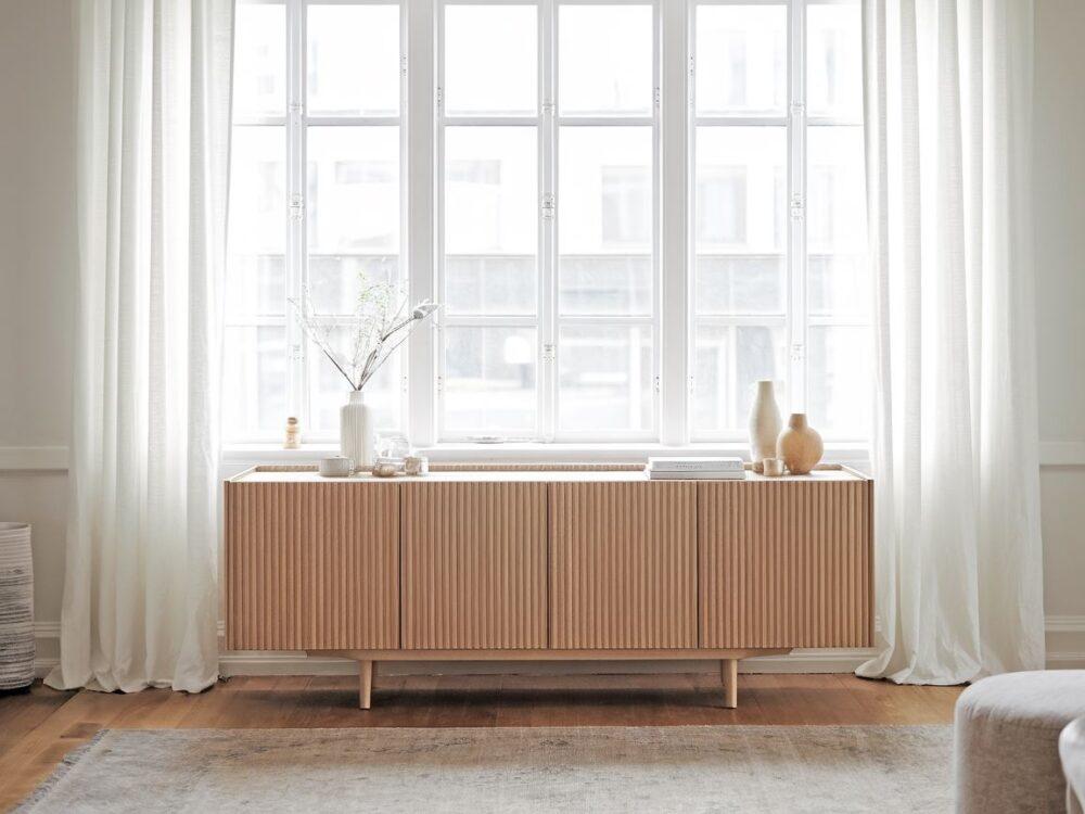 drewniana komoda z ryflowaniem