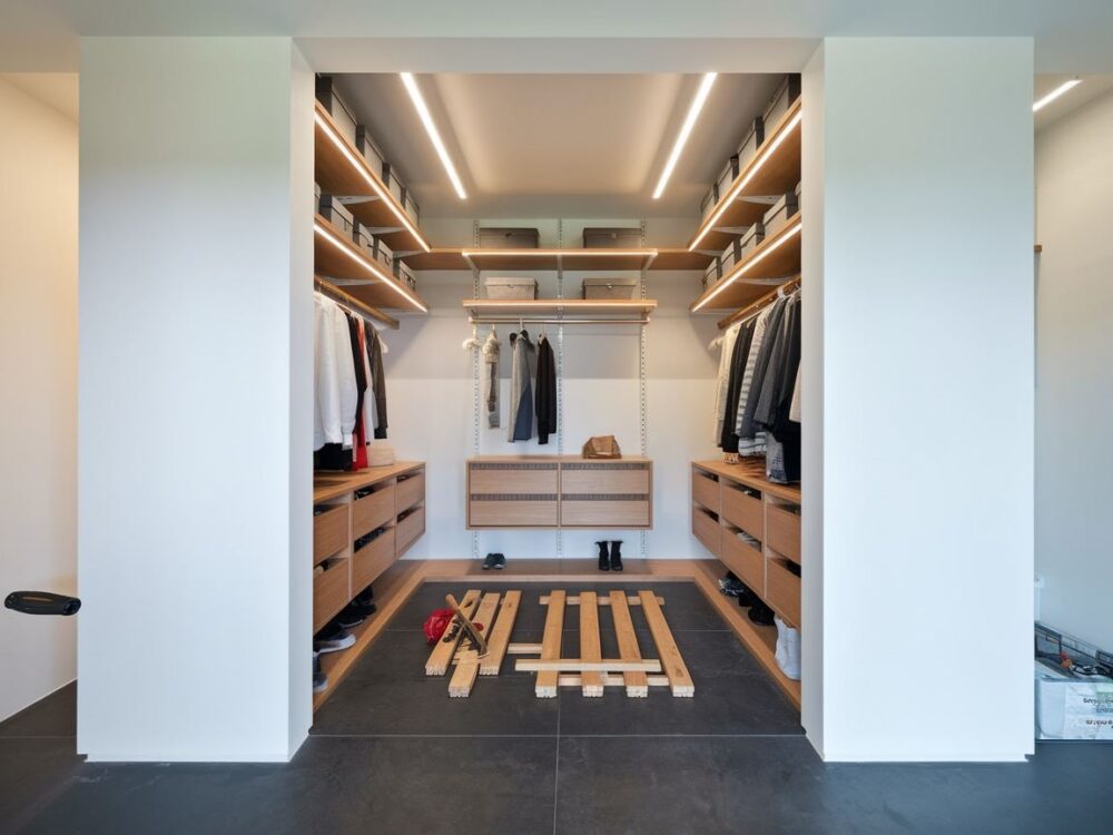 garderoba z półkami