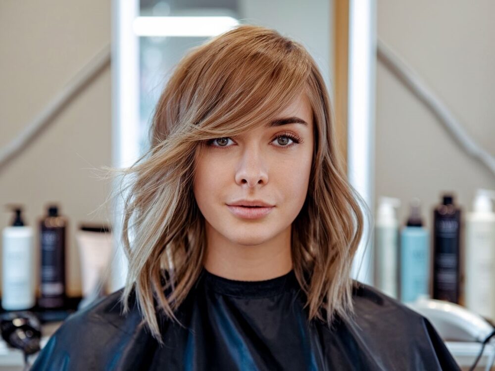 kobieta z pociągłą twarzą i falowanymi włosami