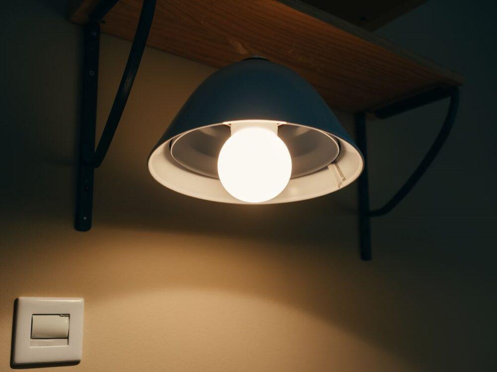 lampa LED w ciemnym pokoju