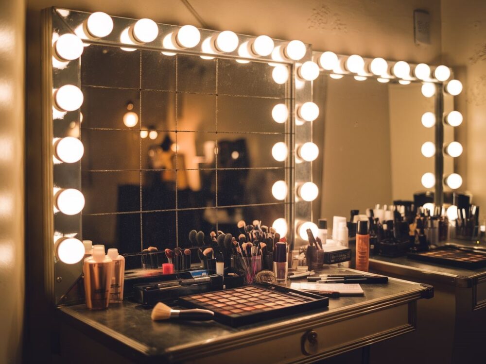 maski teatralne przy lustrze