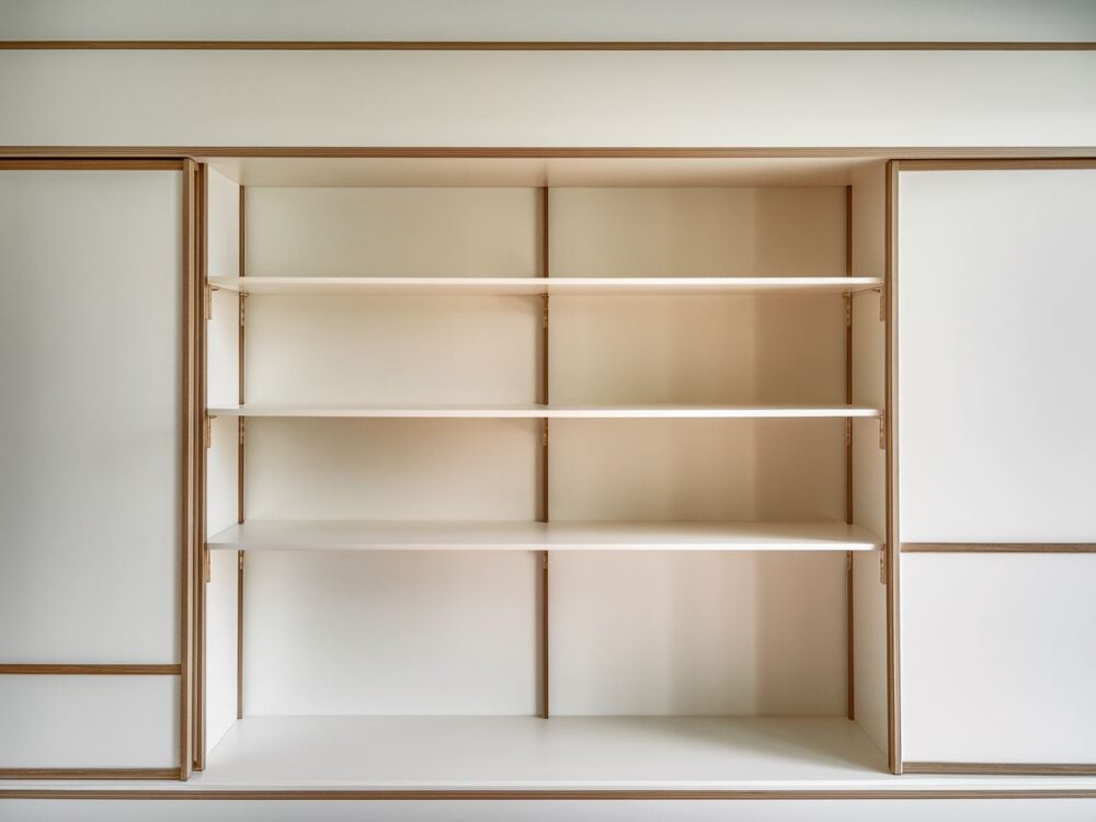 mebel z przesuwnymi półkami