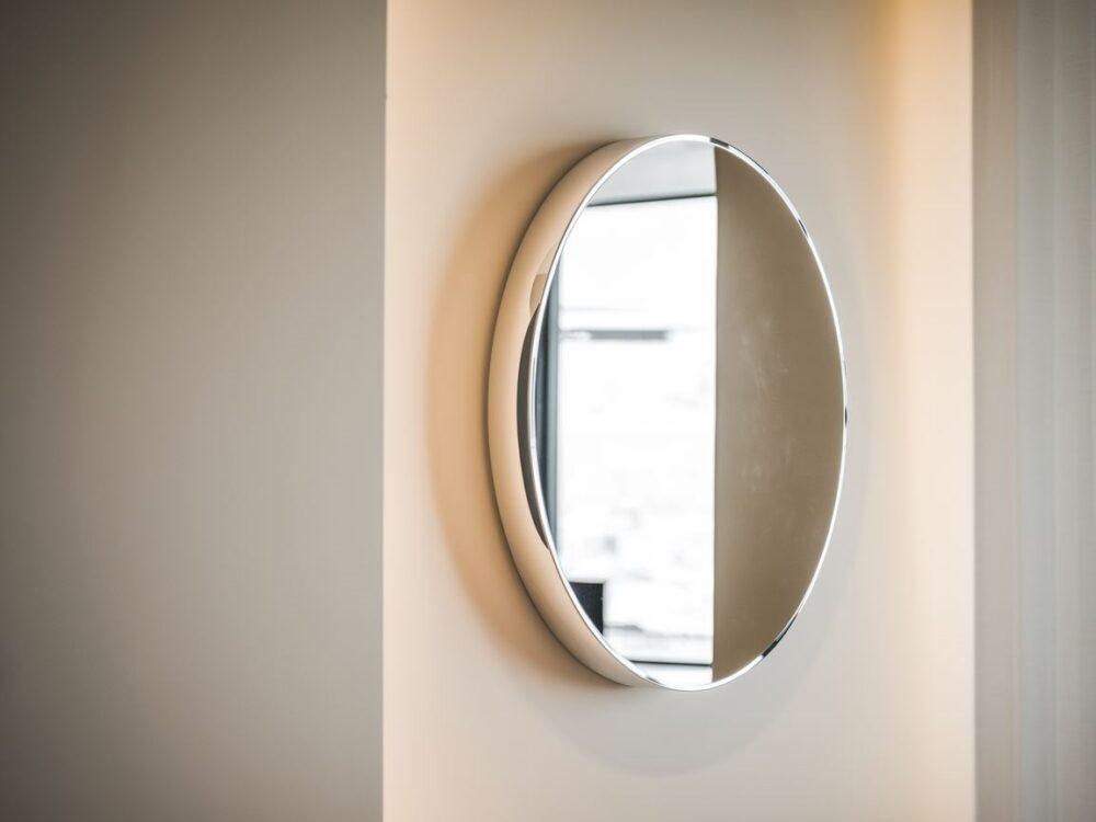 minimalistyczne lustro z płaskim brzegiem