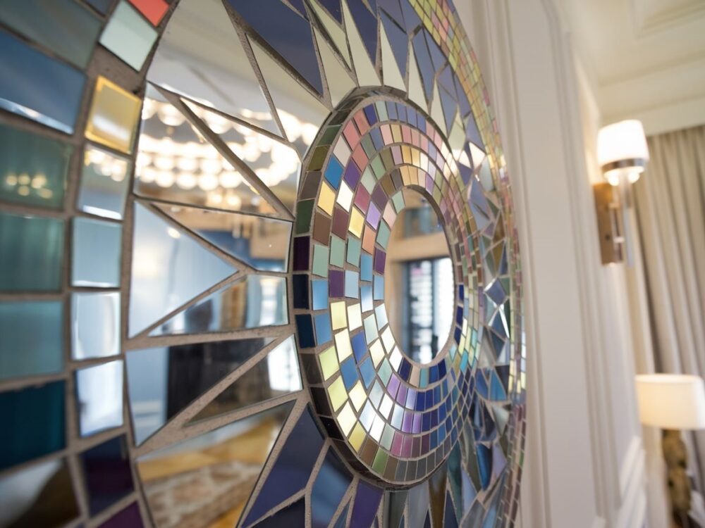 nowoczesne lustro z mozaiką