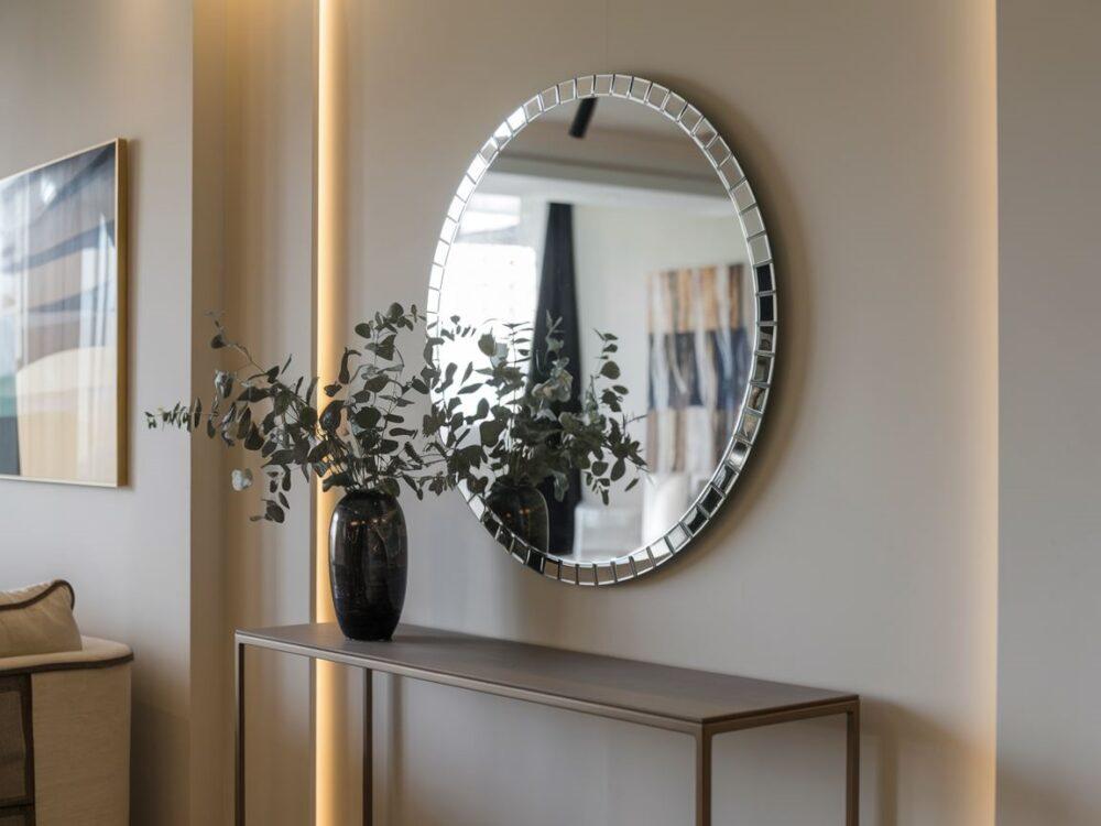 okrągłe lustro w stylowym wnętrzu