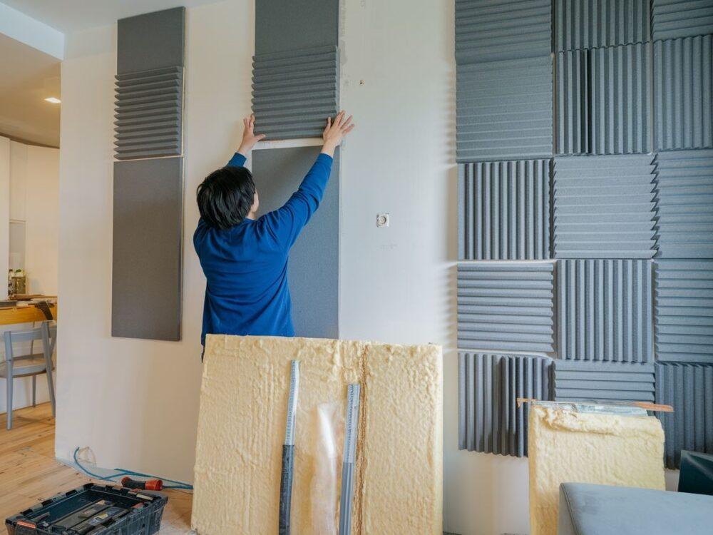 panele wygłuszające na ścianie