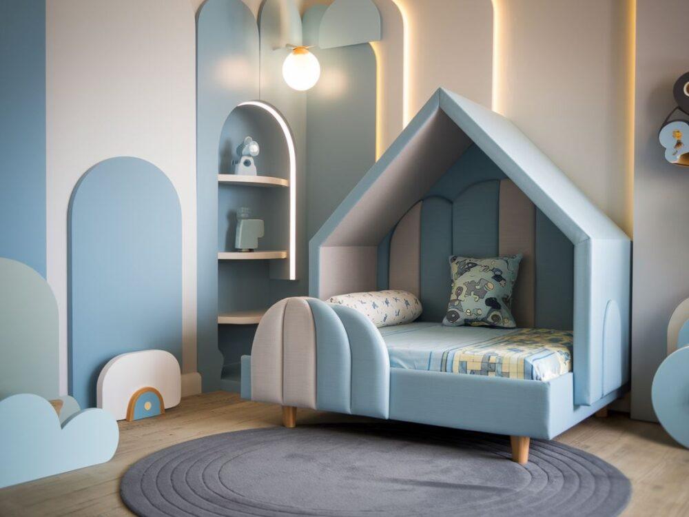 pokój chłopca z łóżkiem