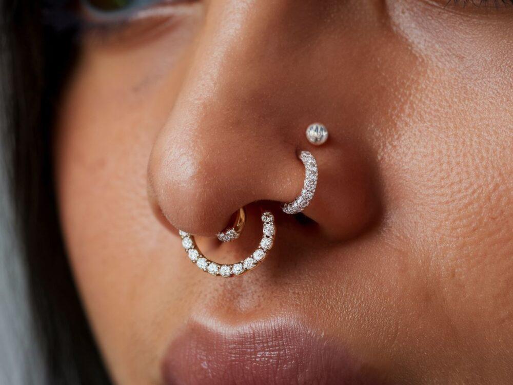 porównanie rozmiarów kolczyków do nosa