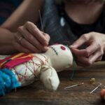 ręce robiące lalkę voodoo