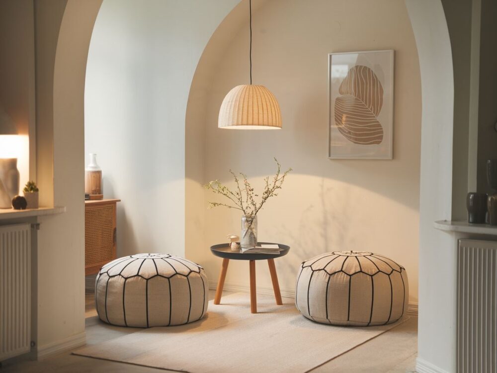 skandynawski komplet puf ze stolikiem