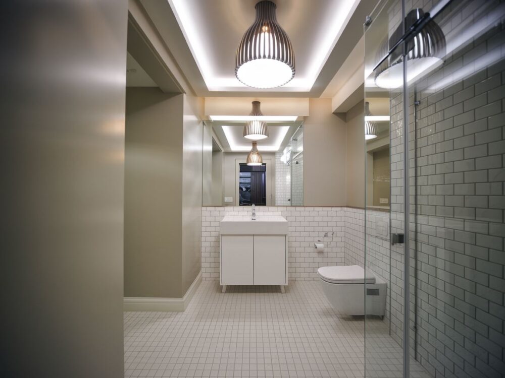 sufit z punktowym oświetleniem