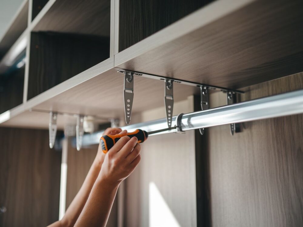 wzmacnianie półki w szafie