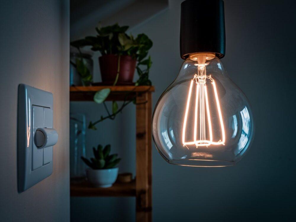 żarówka LED świeci po wyłączeniu