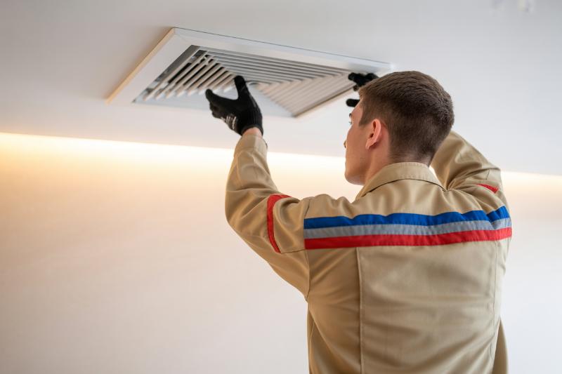 Technik instalacji wentylacyjnej regulujący anemostat sufitowy